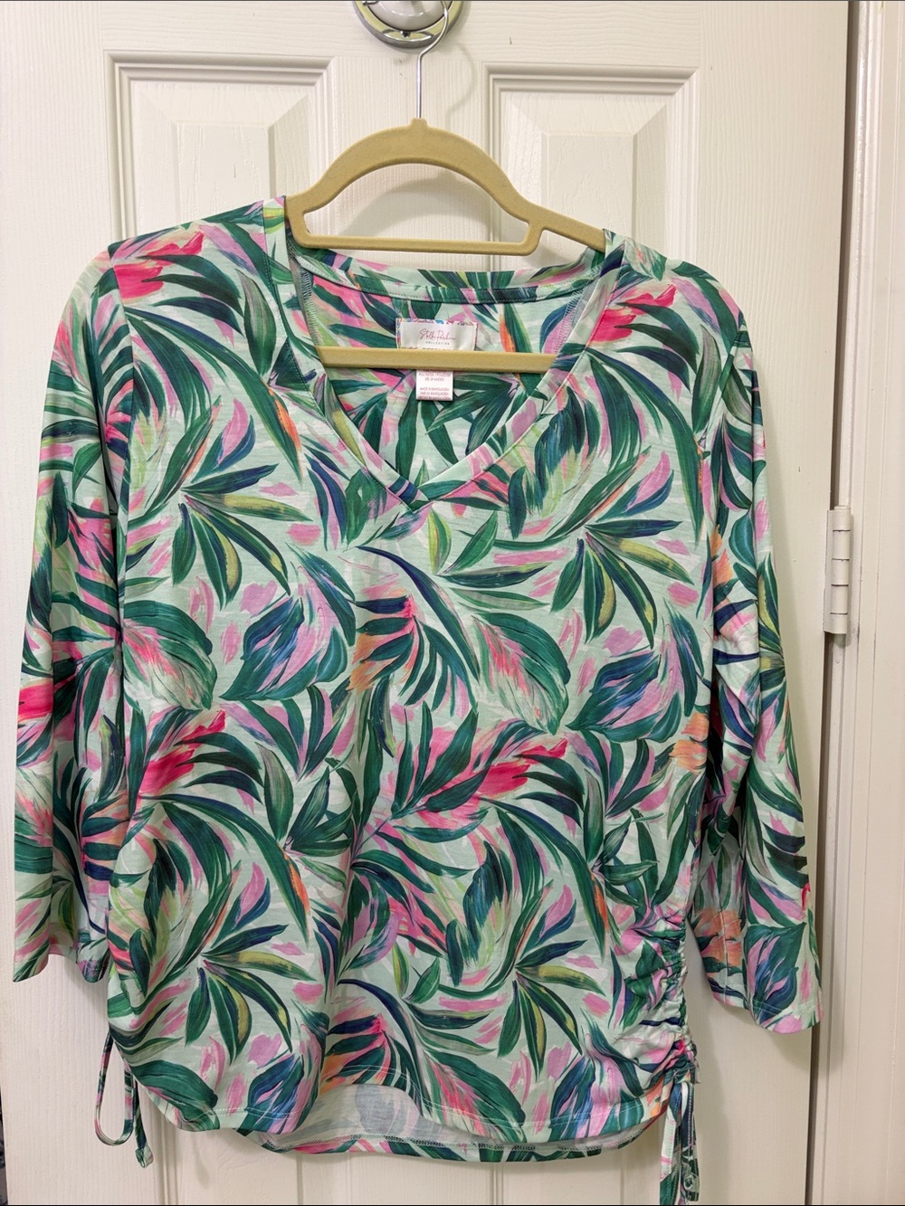 V-Neck Tropical Leaf Print Tunic in Mint and Pink by